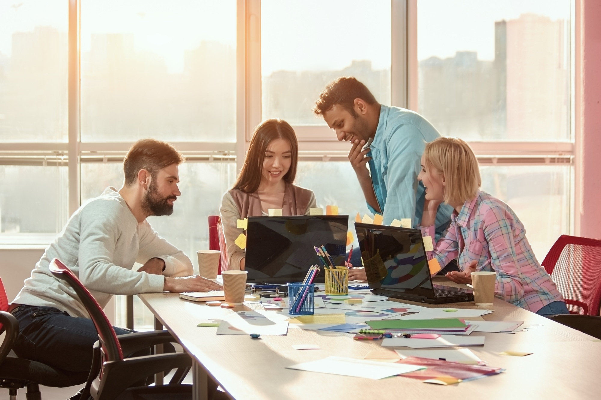 UI designer al lavoro sull'interfaccia di un sito web