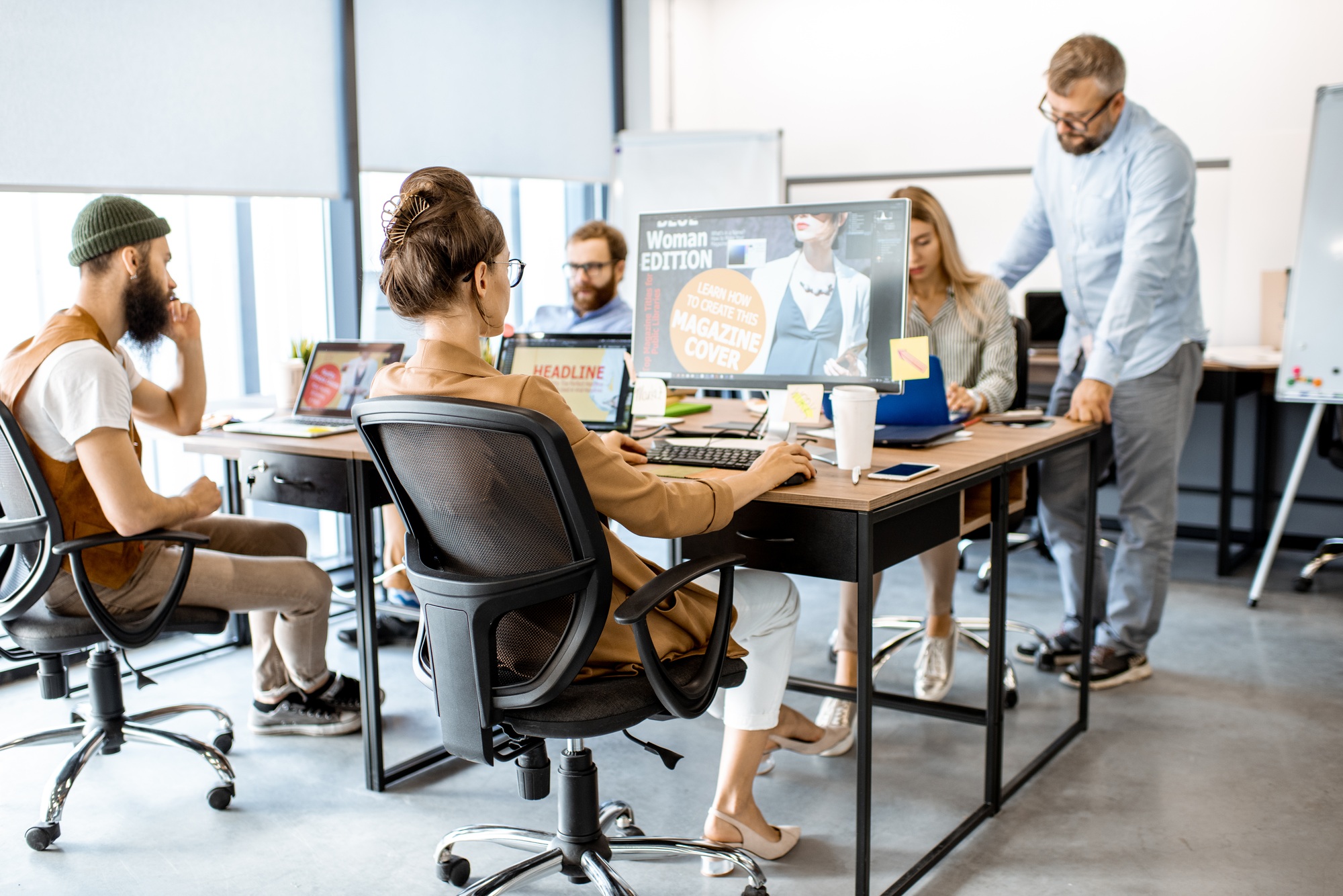 Web designer al lavoro sul sito di un cliente